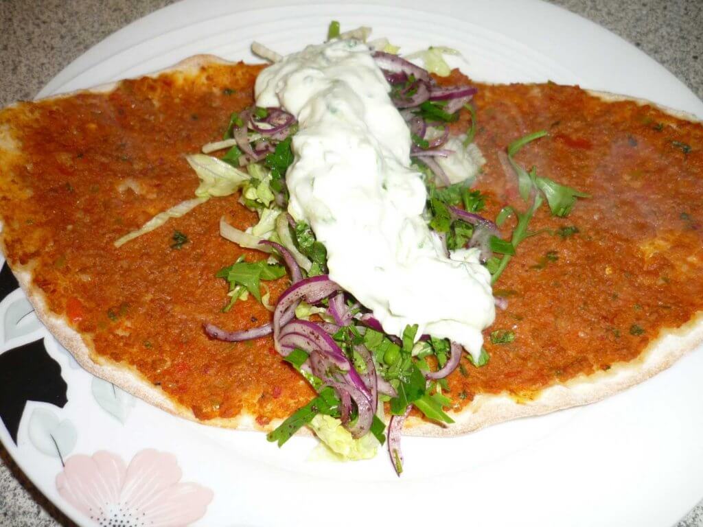 Hausgemachte türkische Pizza - Ev Lahmacunu