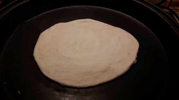 Türkisches Brot aus der Pfanne Rezept - Tavada Tereyağlı Katmer Tarifi