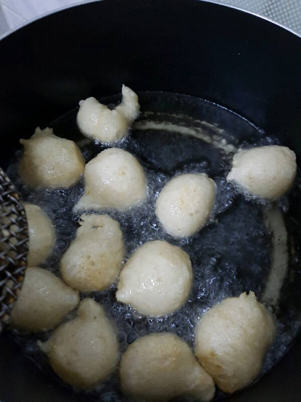 Türkische Teigbällchen in Sirup - Lokma Tatlı