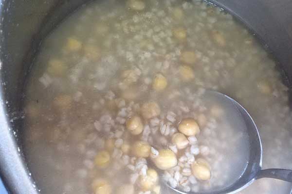 Weizensuppe mit Joghurt - Yoğurtlu Dövme Çorbası