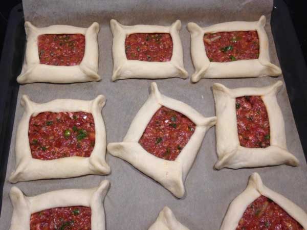 Fladen mit Hackfleisch - Kıymalı Kare Pide