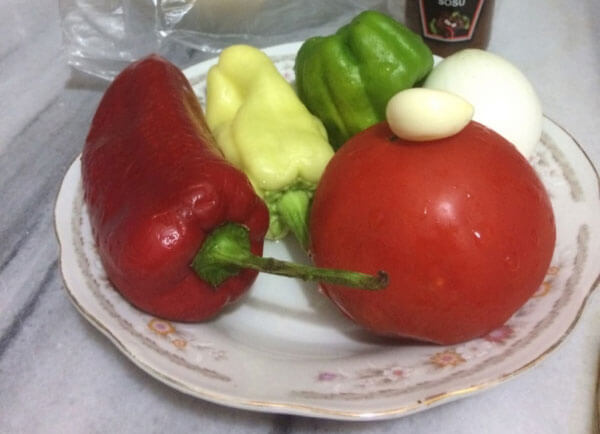 Hähnchen Saute auf dem Brot - Bazlamalı Tavuk Sote