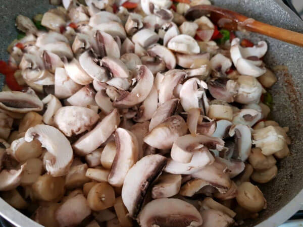 Champignons Saute im Tontopf - Güveçte Mantarlı Sote