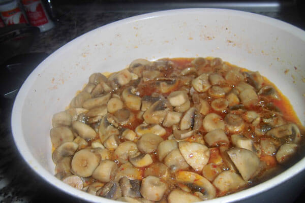 Champignons und Hähnchen im Tontopf - Güveçte Mantarlı Tavuk