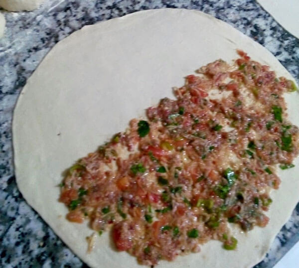 Türkischer Pfannkuchen mit Hackfleisch - Kıymalı İçli