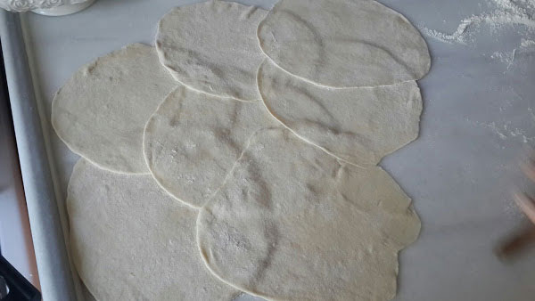 Hausgemachte Fladen mit Hackfleisch - Kıymalı Ev Pidesi