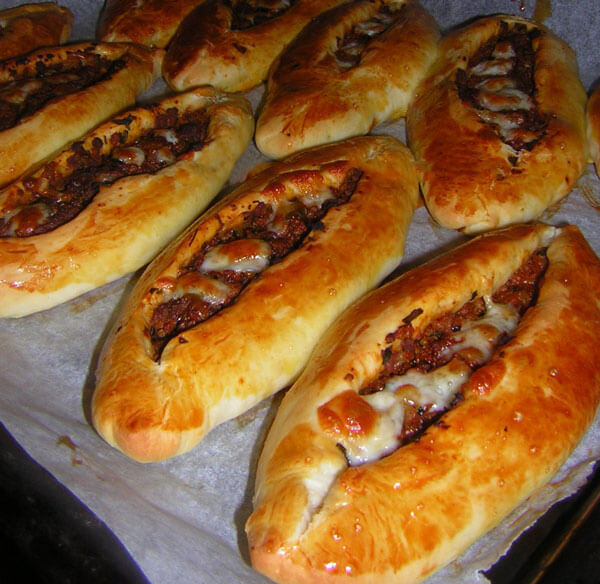 Fladen mit Hackfleisch und Gouda - Kıymalı Kaşarlı Pide