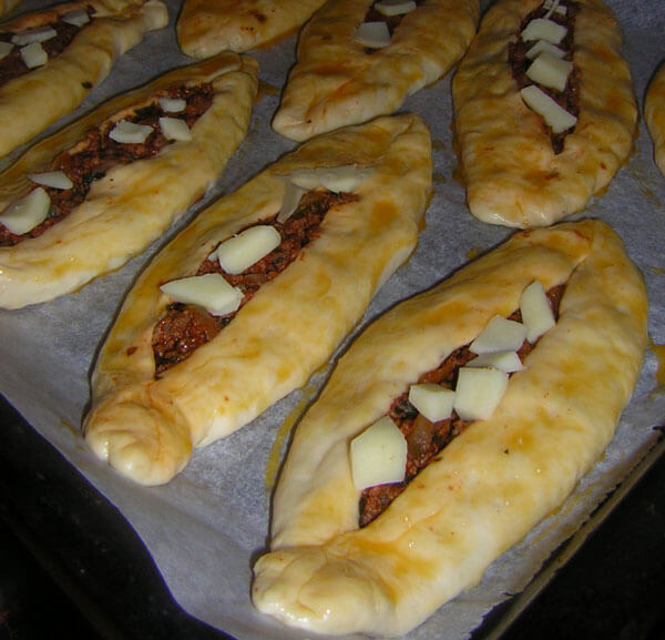 Fladen mit Hackfleisch und Gouda - Kıymalı Kaşarlı Pide