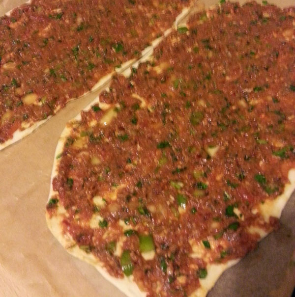 Hausgemachte türkische Pizza - Leziz Ev Lahmacunu