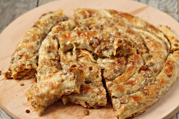 Börek mit Hackfleisch - Kıymalı Çarşaf Böreği