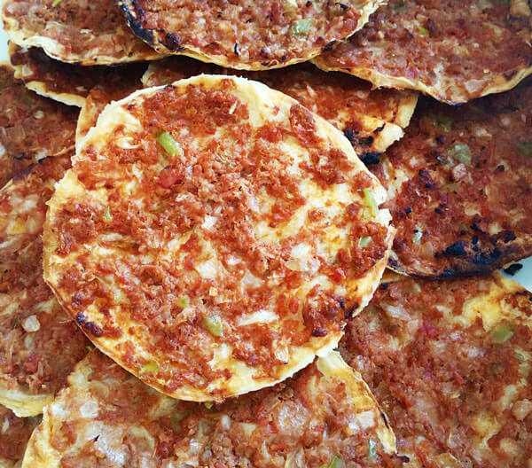 Türkische Pizza aus Yufka - Yufkadan Fındık Lahmacun