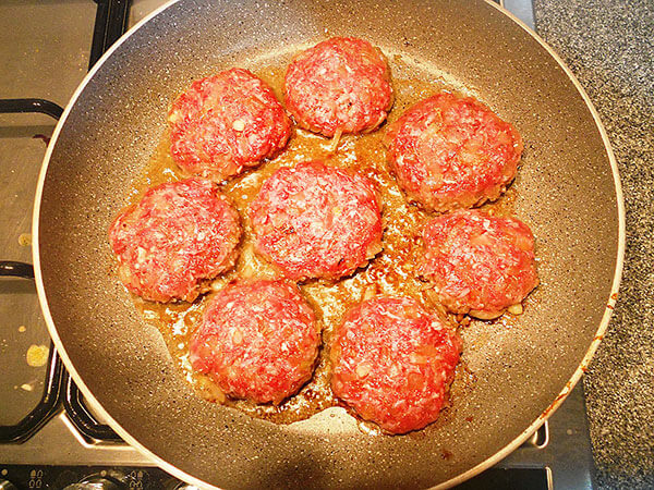 Frikadellen mit Zwiebel - Soğanlı Köfte