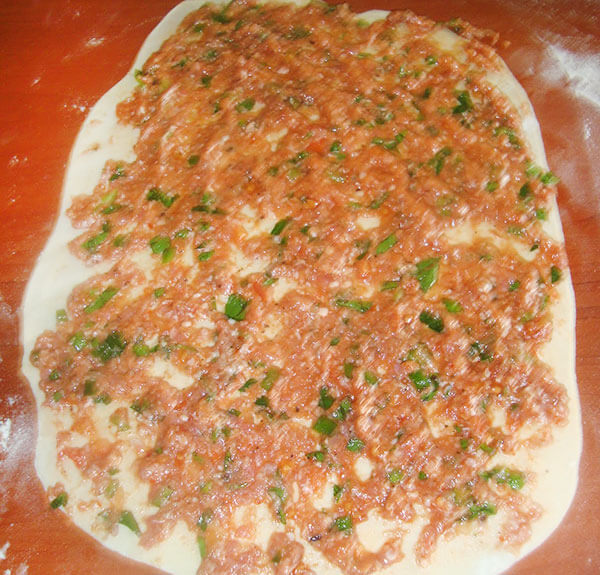 Hausgemachte türkische Pizza - Evde Lahmacun