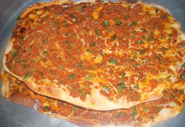 Hausgemachte türkische Pizza - Evde Lahmacun