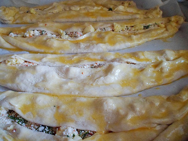 Fladen mit Käse - Karışık Peynirli Pide