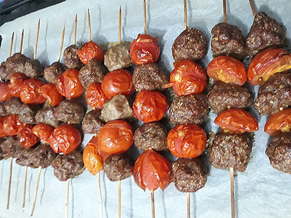 Hackbällchen mit Tomaten - Domatesli Fırın Köfte