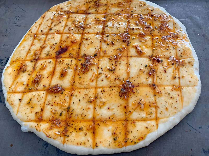 Türkische Pide Rezept mit Knoblauch und Gouda