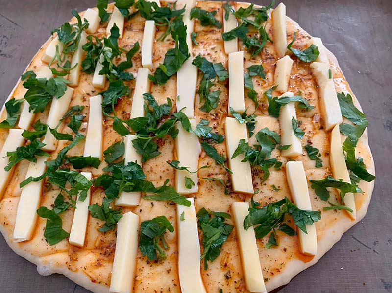 Türkische Pide Rezept mit Knoblauch und Gouda