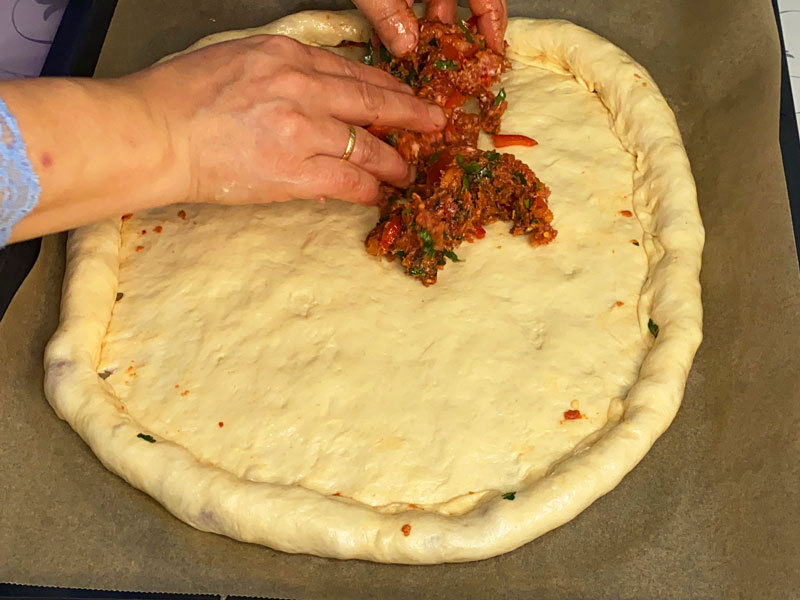 Kiymali Pide Tarifi - Türkisches Fladenbrot mit Hackfleisch